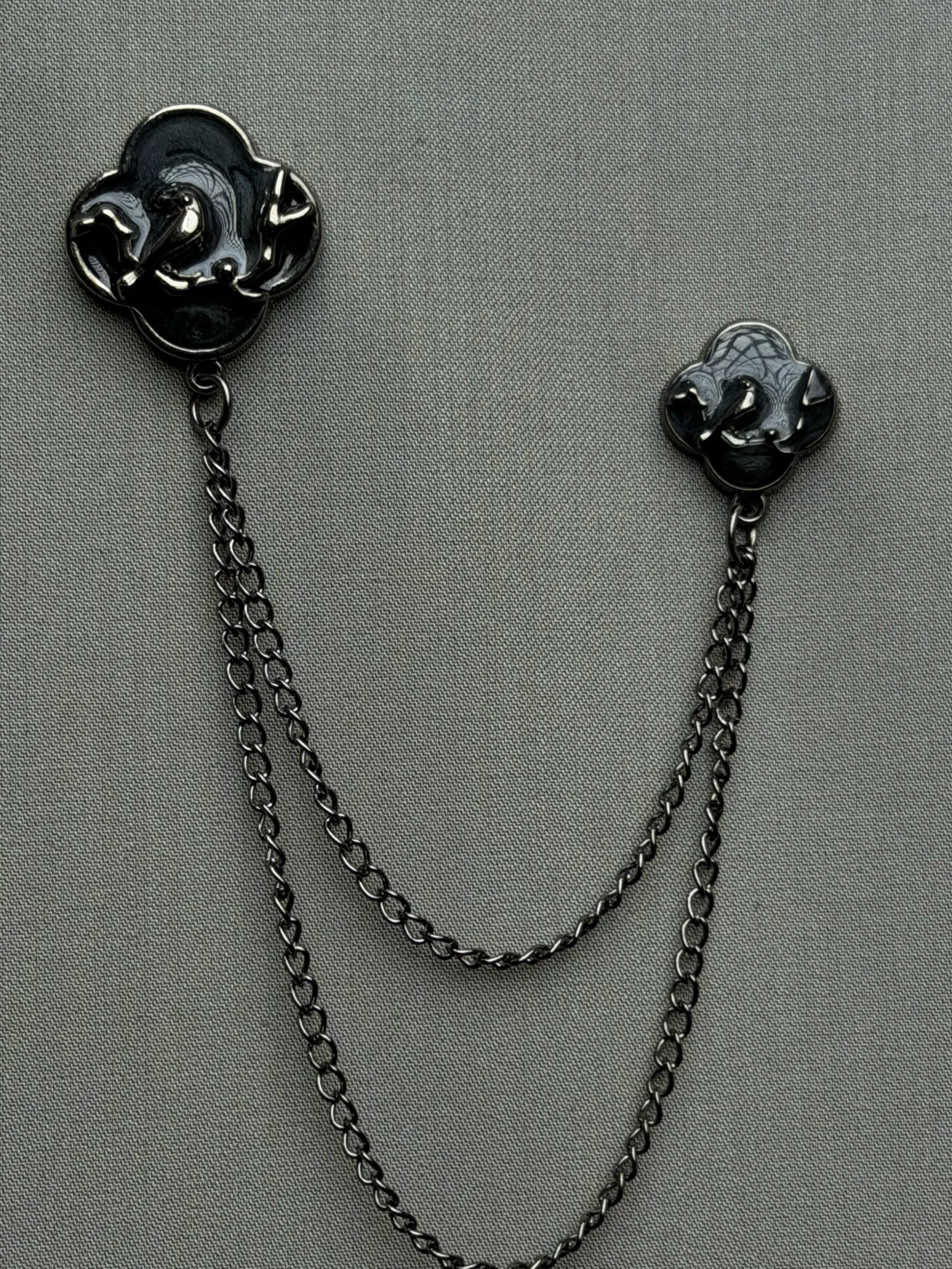 Noir Swan Chain Lapel Pin Overview