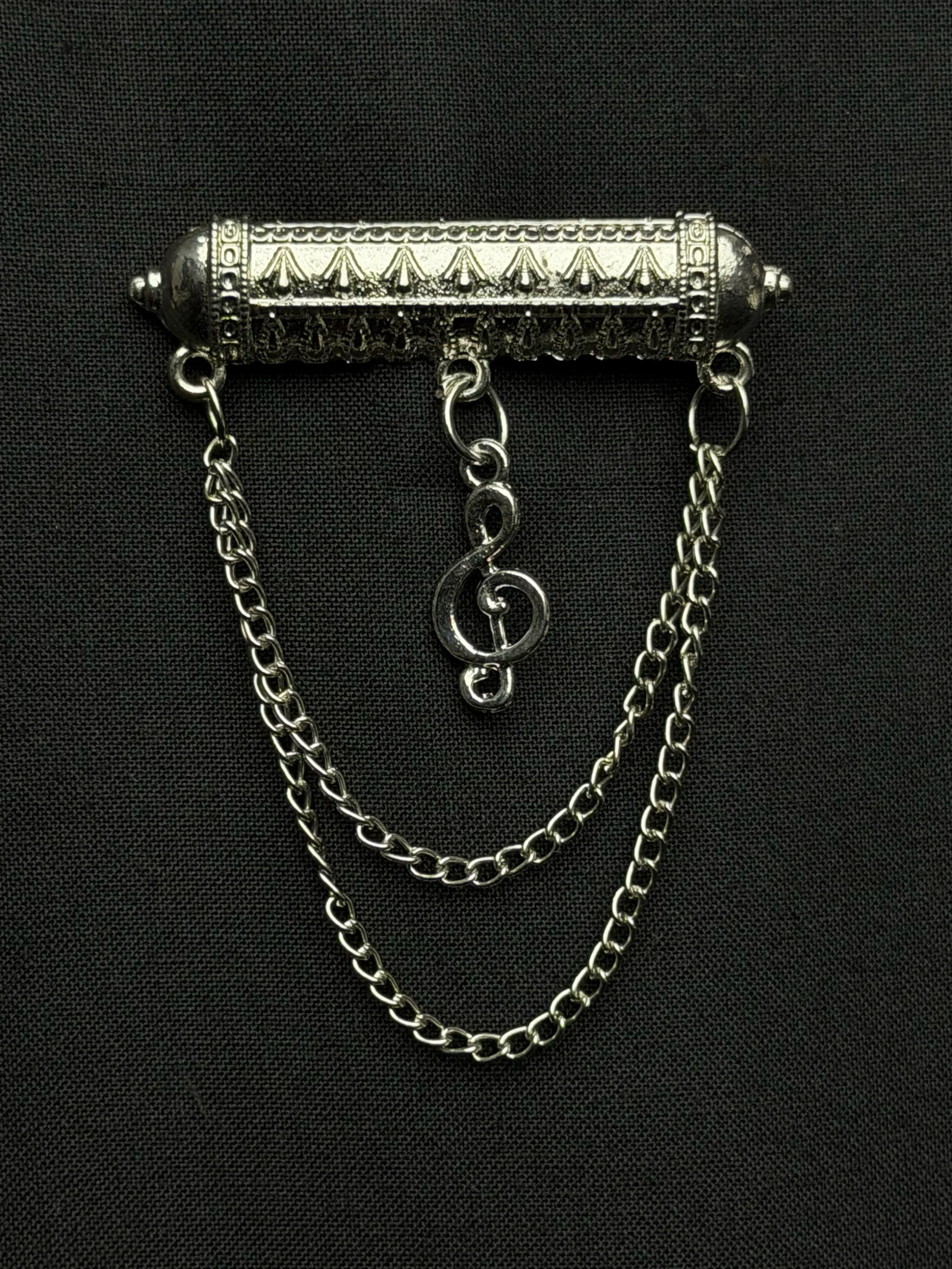 Melody Crest Chain Brooch Overview