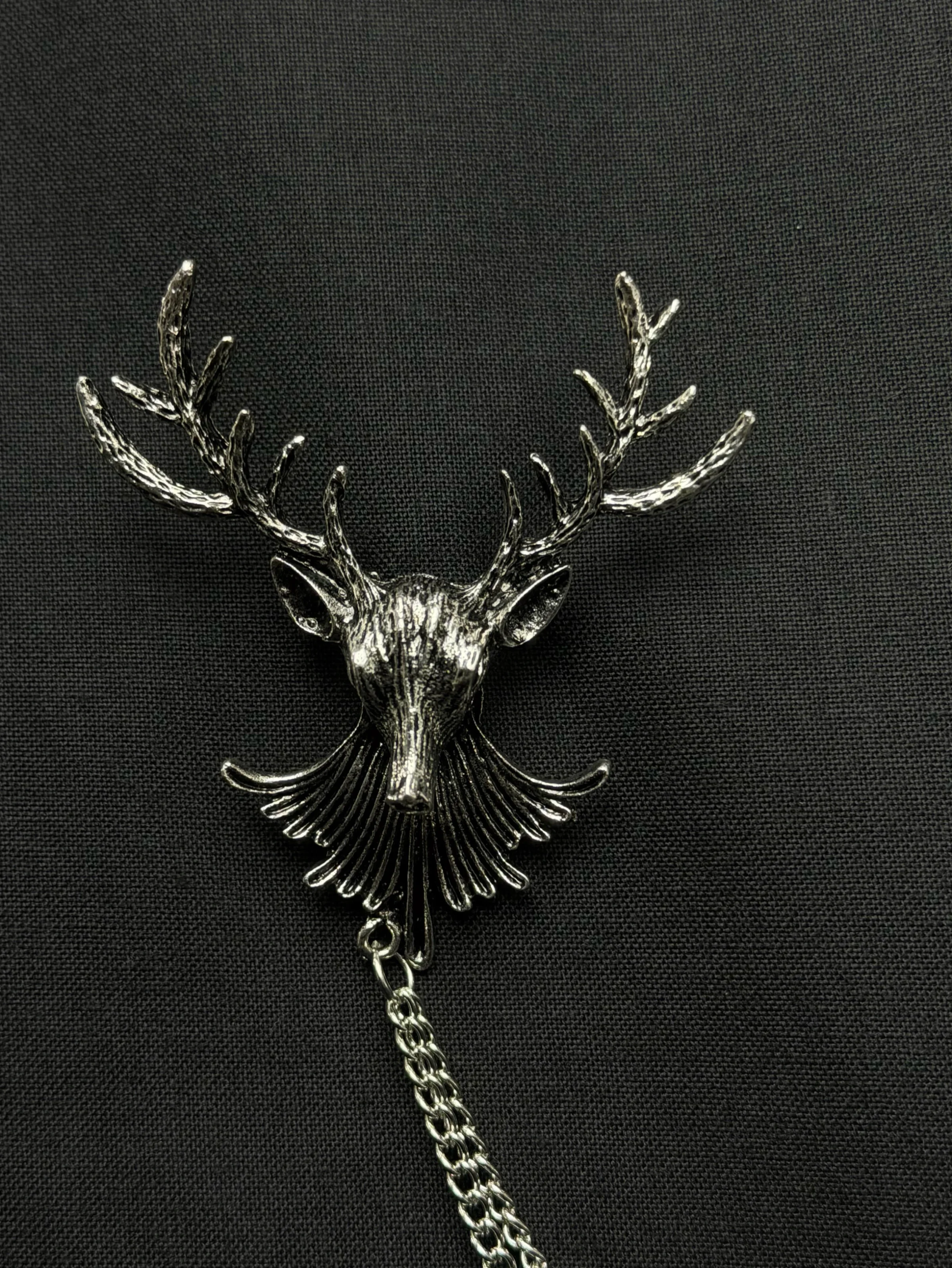 Midnight Crest Chain Brooch Overview