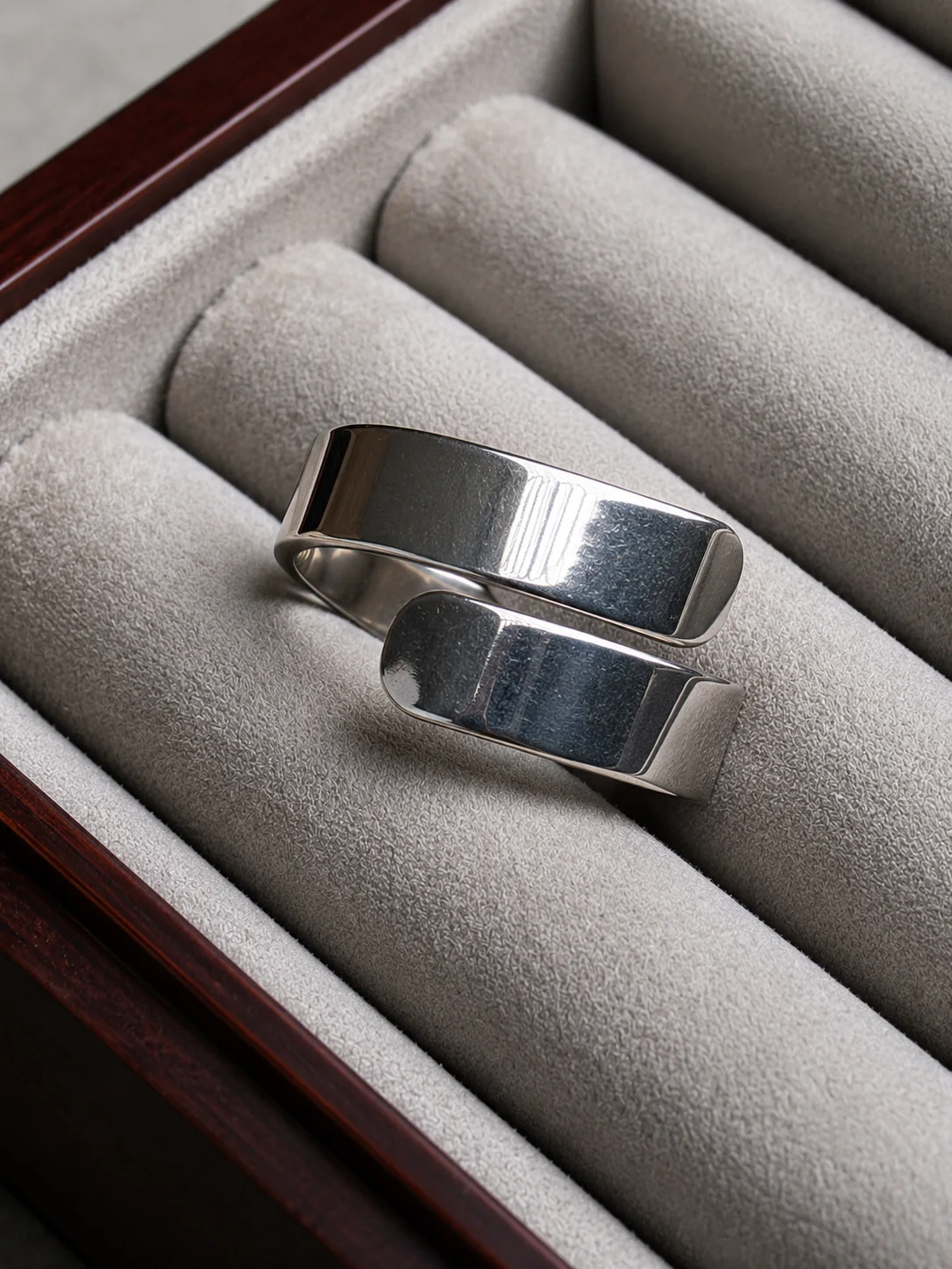 Minimal Wrap Open Ring – Silver Finish Detail