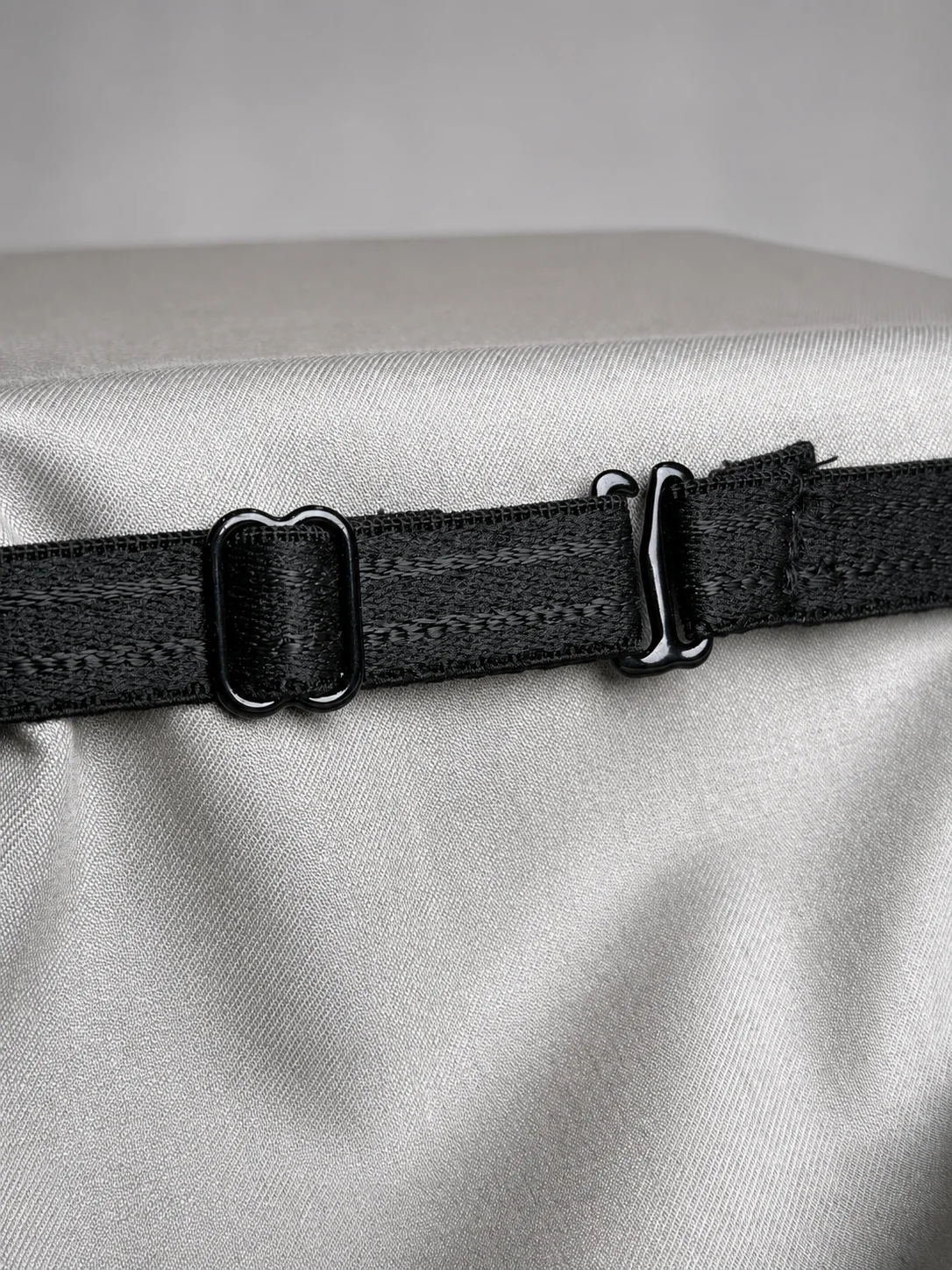 Noir Royale Hand-Embroidered Beaded Bow Tie Back