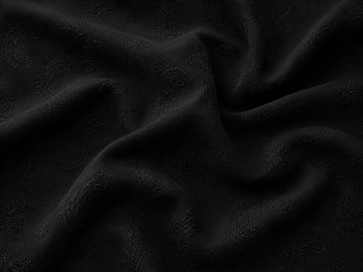 Paisley Jacquard (midnight black) On the bench