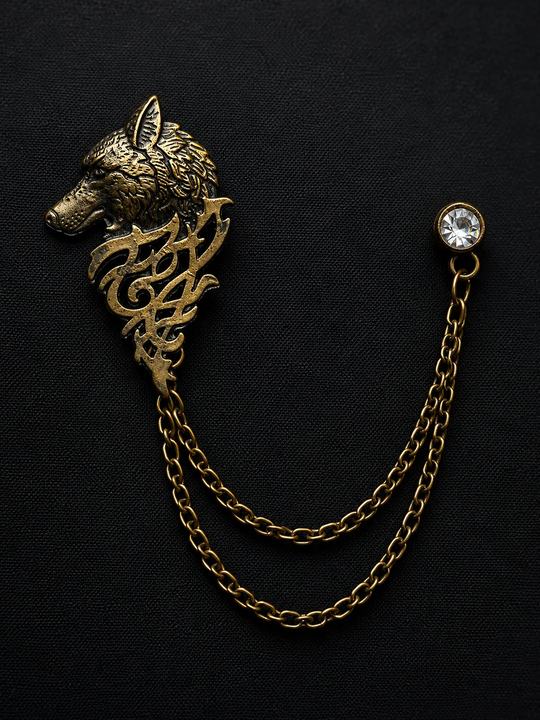 Wolf Crest Chain Brooch Overview
